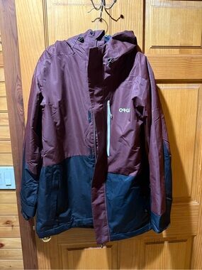 Oakley women’s ski jacket maroon and black